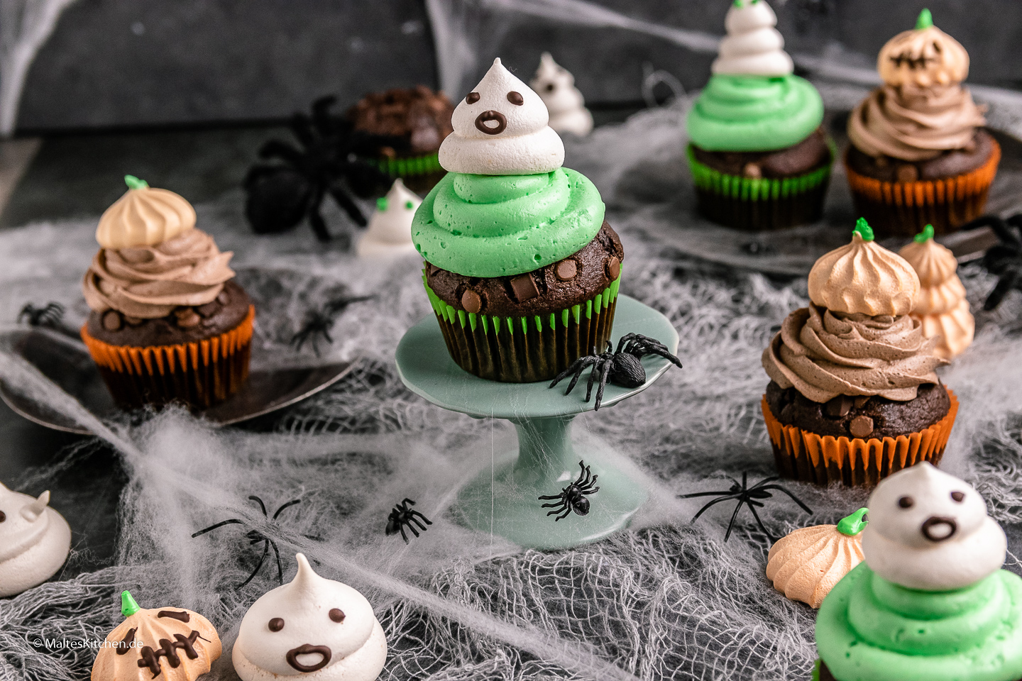 Hübsche Baiser Kürbisse und Geister für Halloween.