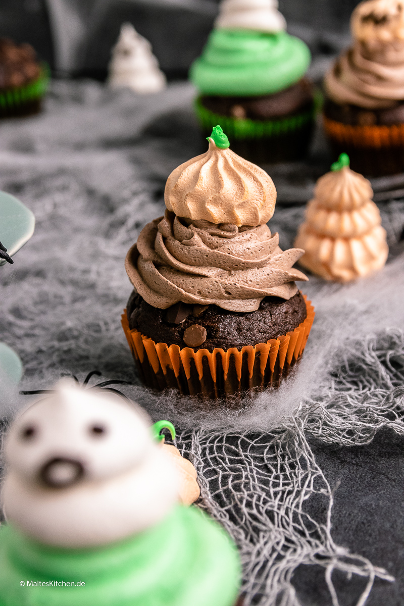 Süß, lecker und schön - Double Chocolade Muffins mit Creme und Baiser.