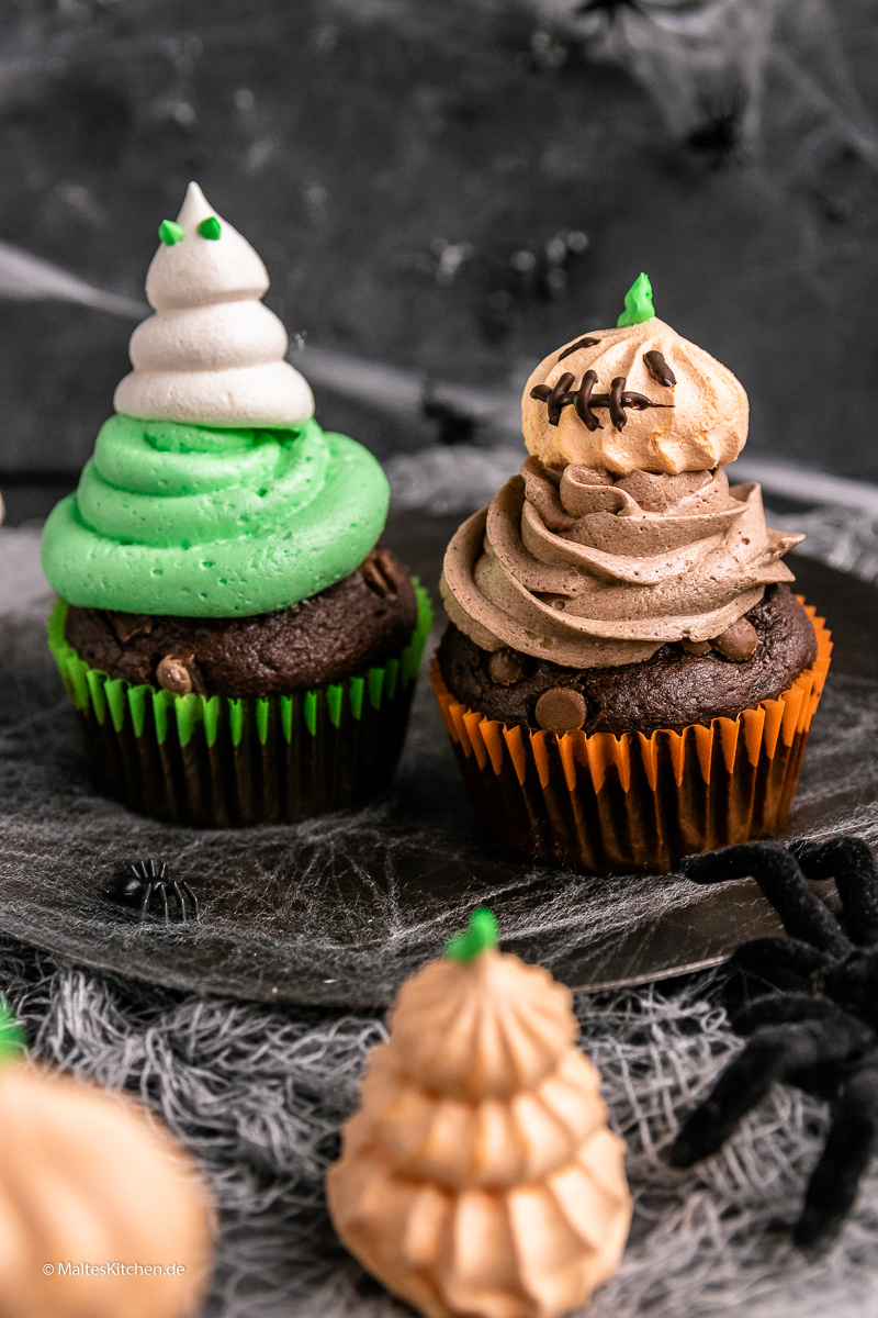 Süße, schaurig-schöne Double Chocolade Muffins mit Baiser Geistern.