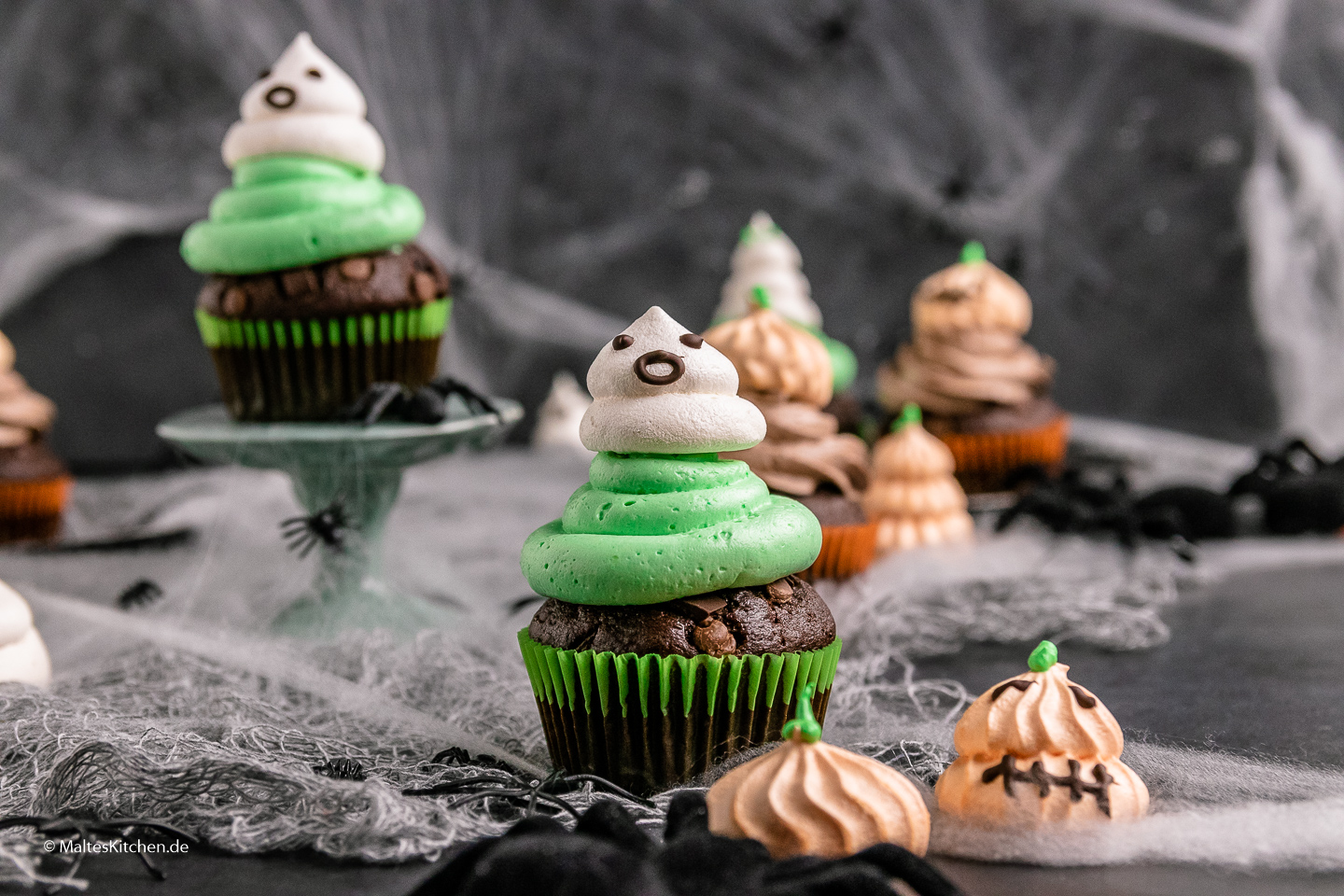 Schokoladen-Muffins mit Baiser für das Halloween-Fest.