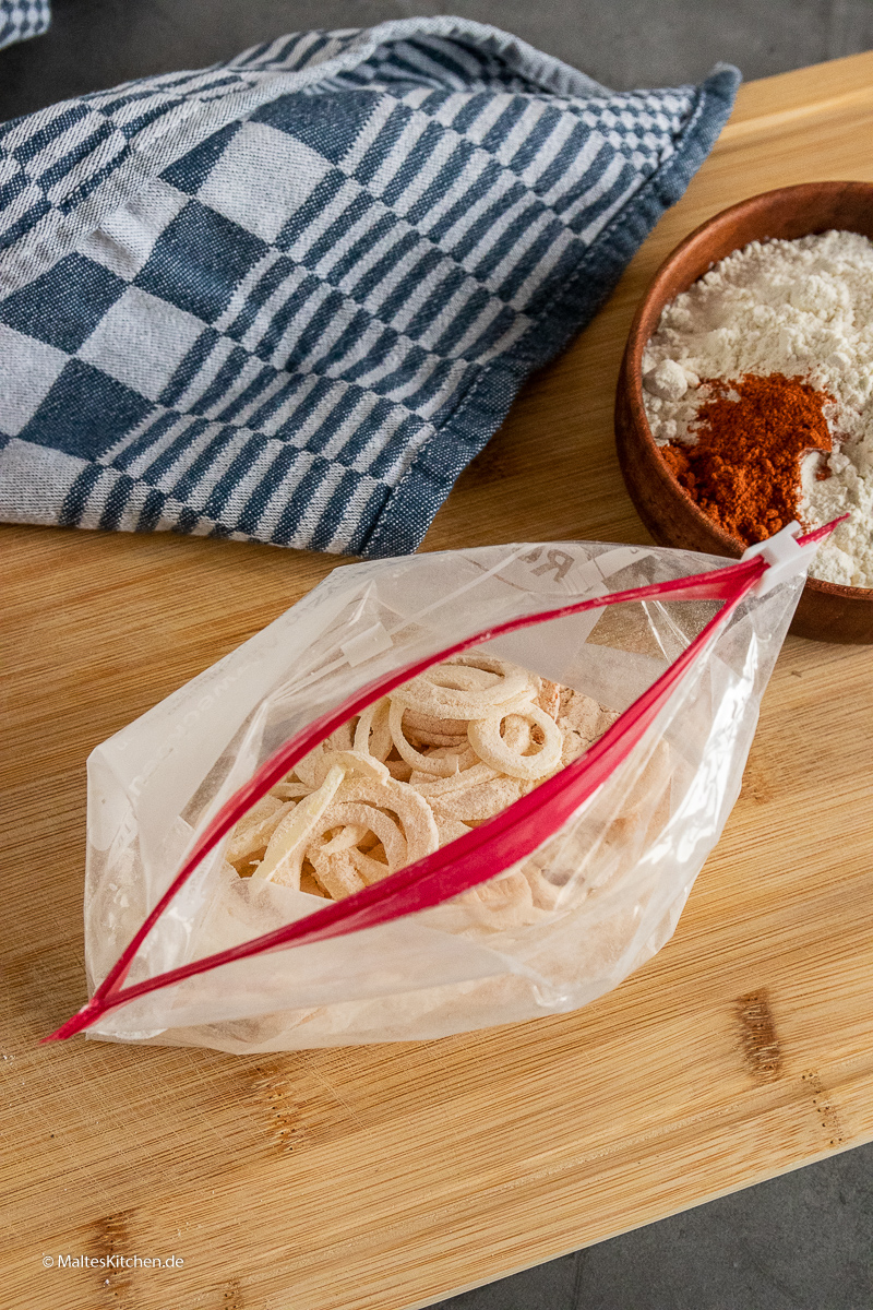 Die Zwiebeln werden in Mehl und Gewürze gewälzt.