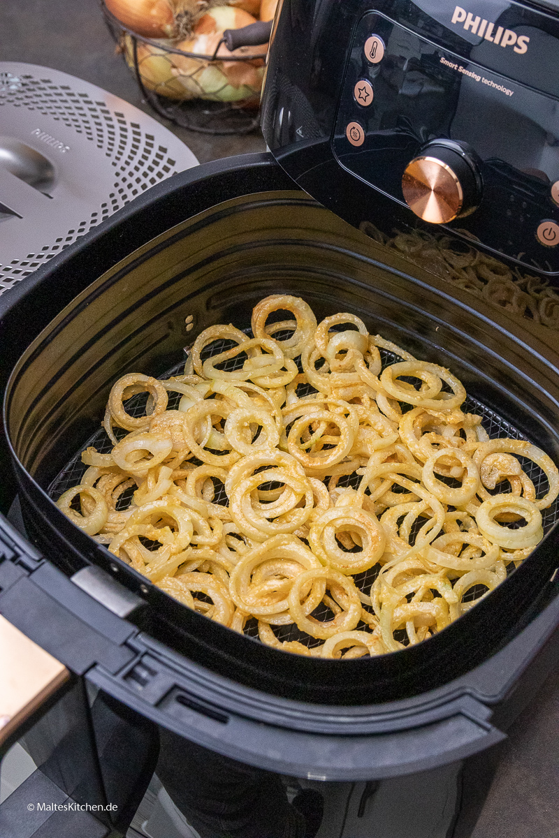 Die Zwiebeln werden im Garkorb des AirFryers gegart.