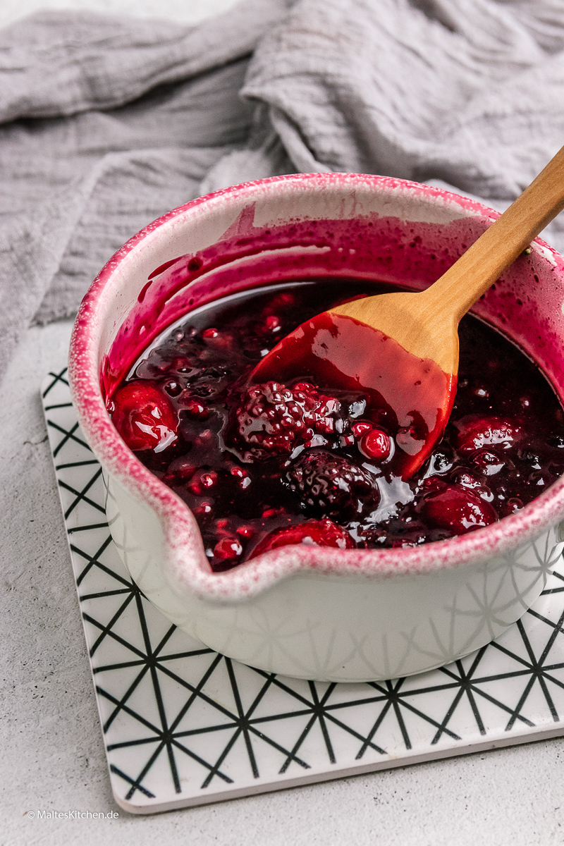 Selbstgemachte rote Grütze.