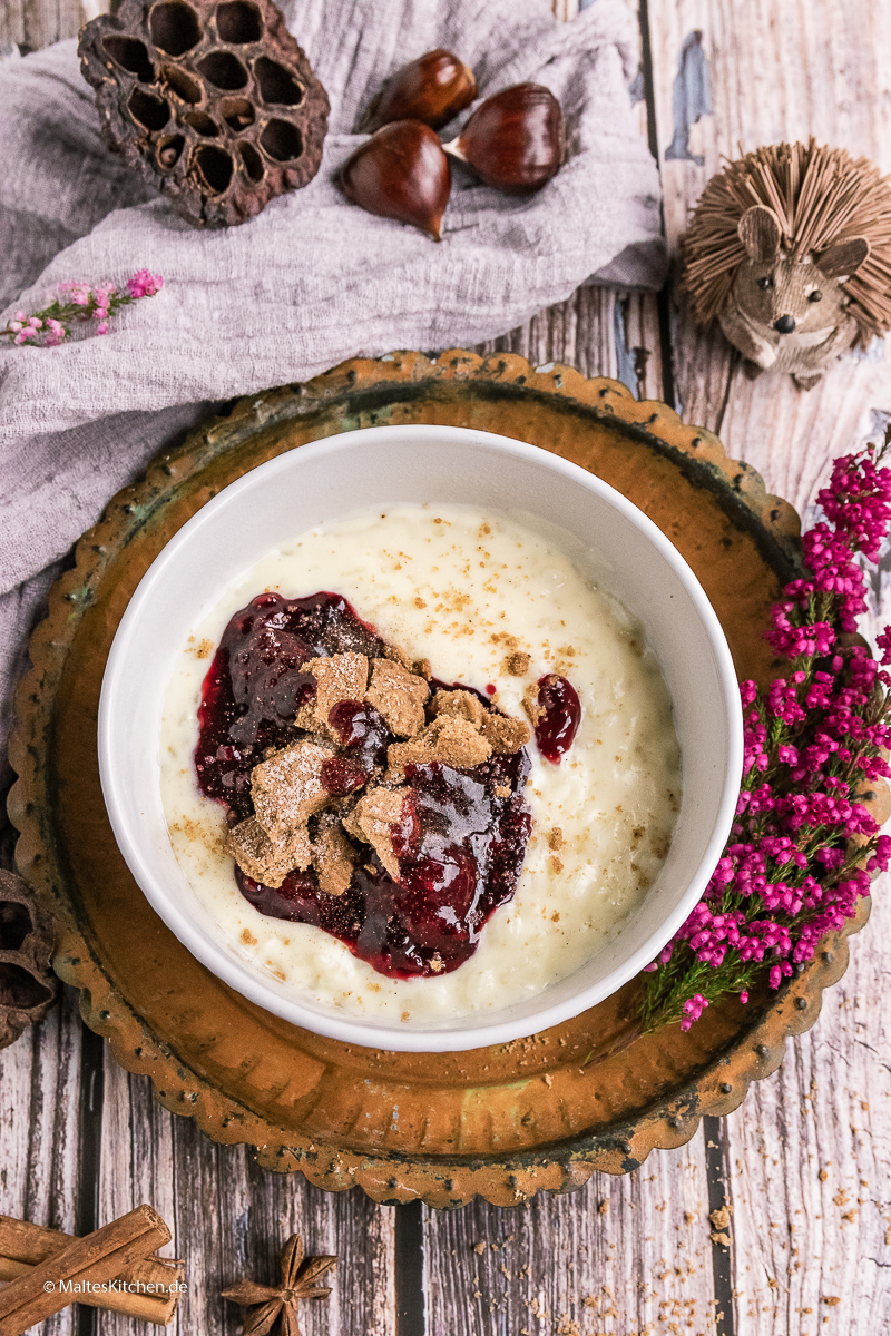 Milchreis mit roter Grütze und Spekulatius-Bröseln.