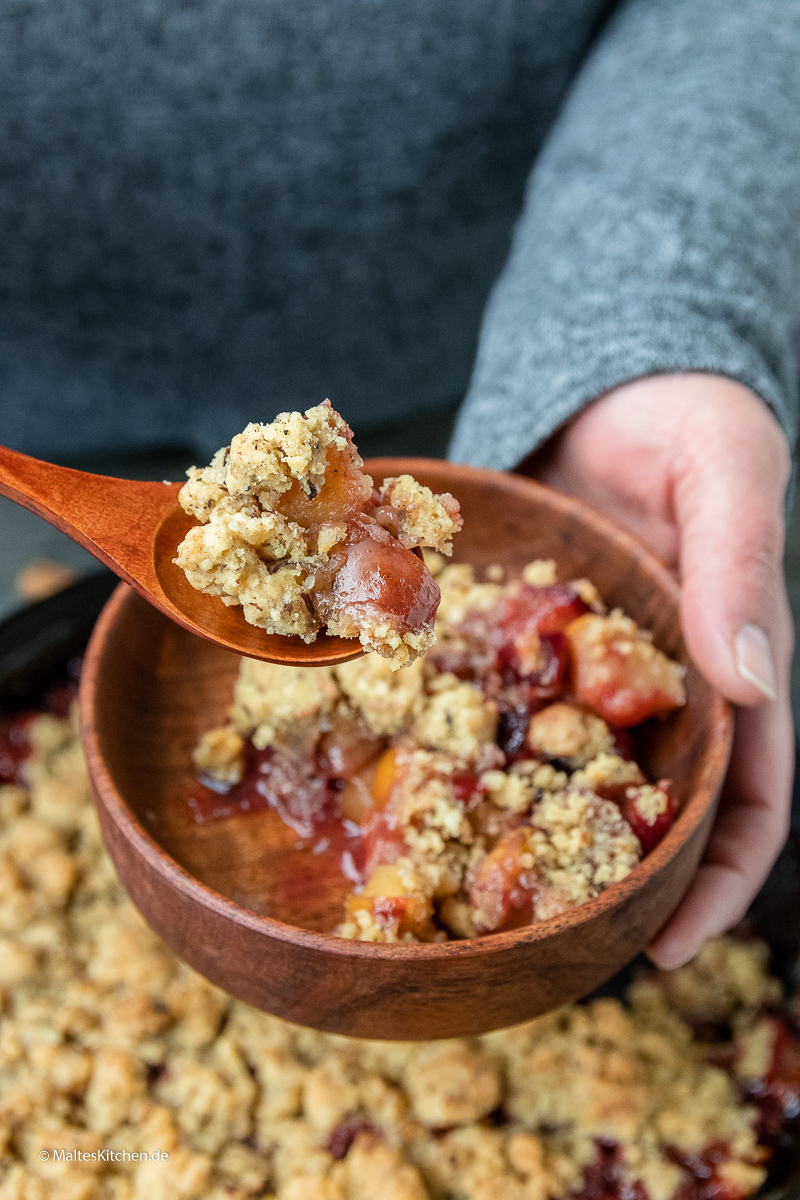 Einfach lecker - Pflaumen-Crumble vom Grill.