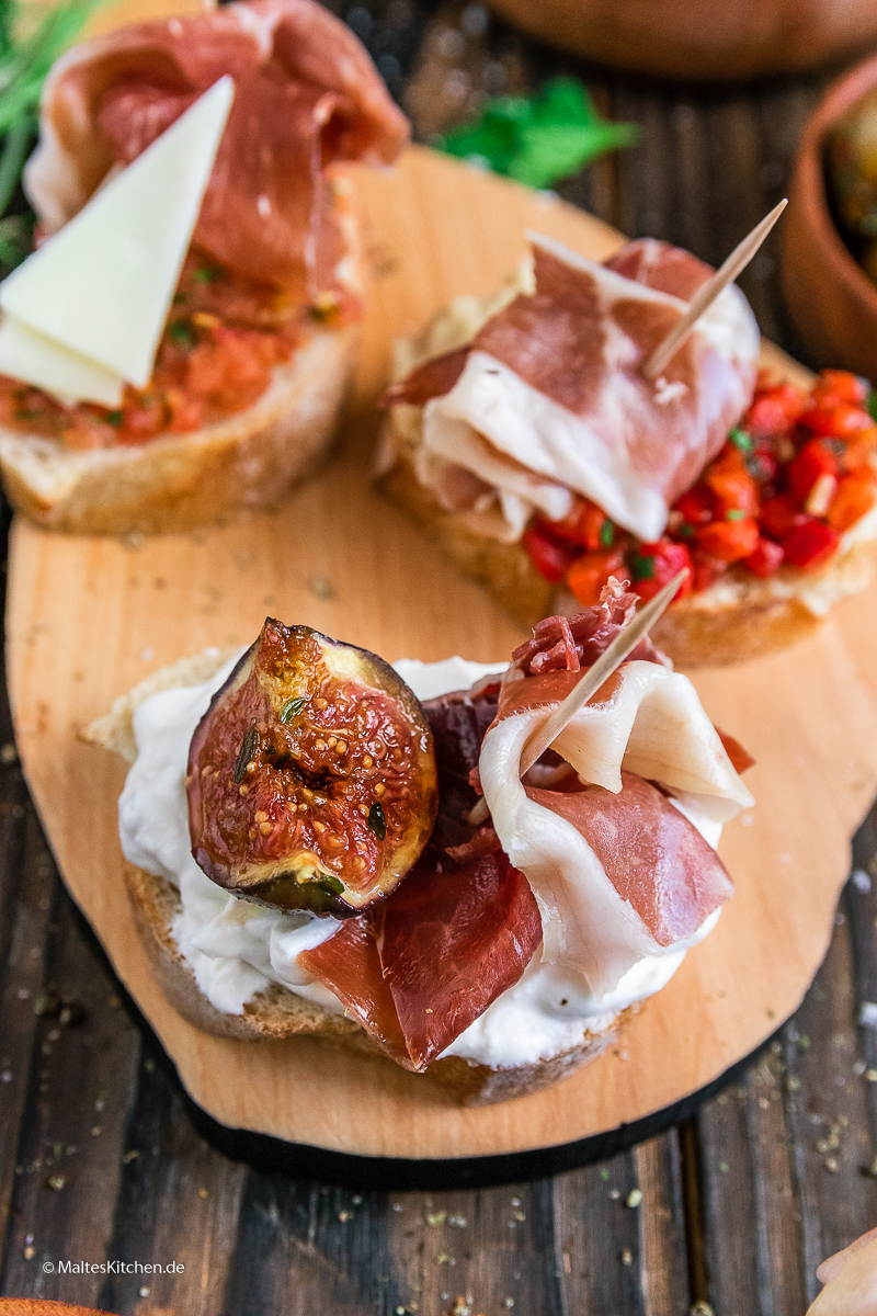 Pintxos mit karamellisierter Feige, Ricotta, Walnüssen und ConsorcioSerrano-Schinken.