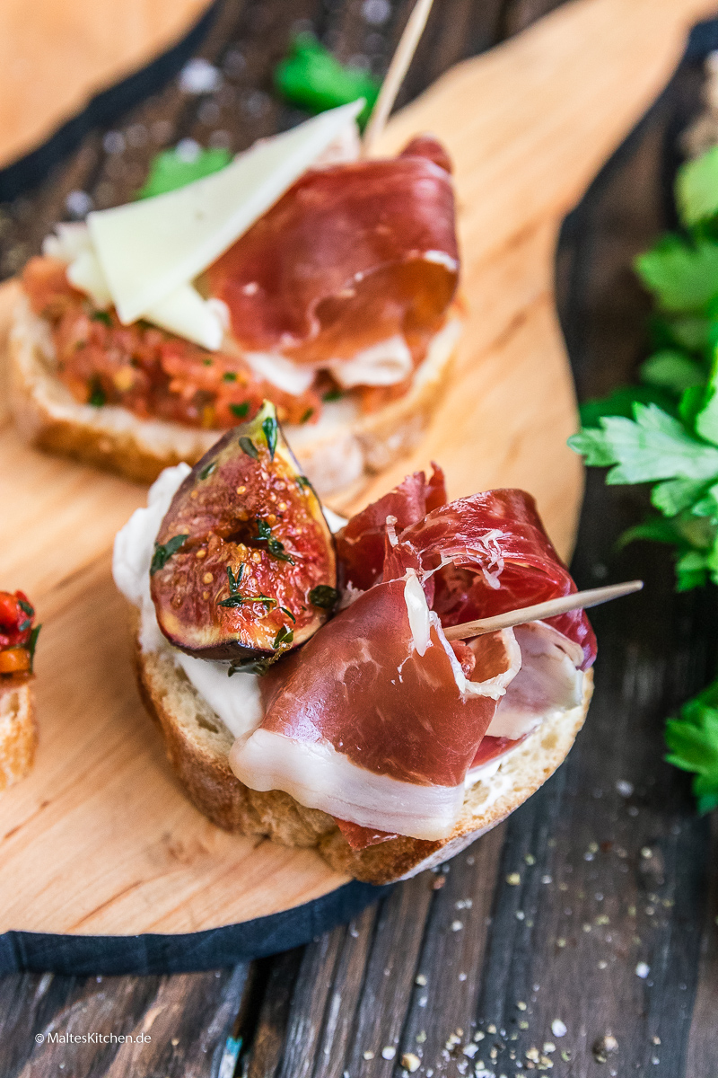 Leckere Pinchos mit Feige, Ricotta und Serrano-Schinken.