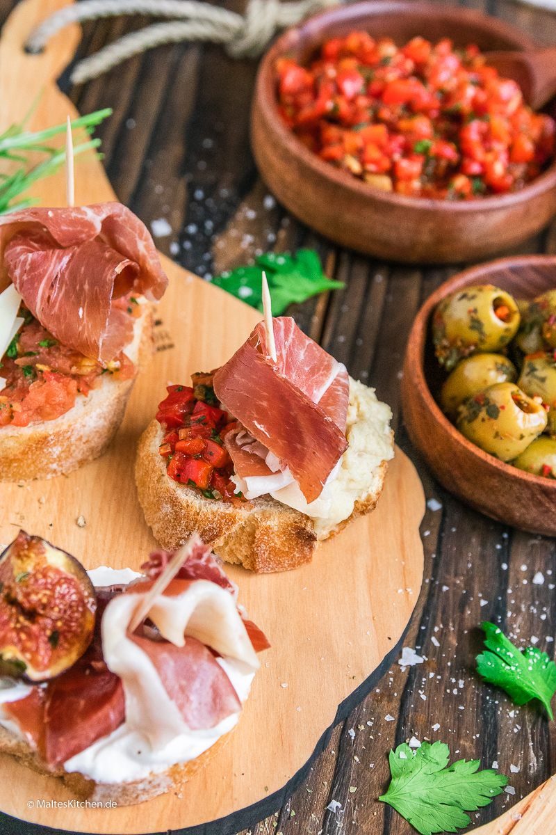 Pintxos mit Bohnenpüree, Paprika-Salsa und ConsorcioSerrano-Schinken.