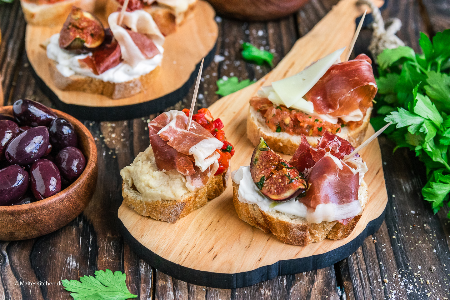 Dreierlei Pintxos mit Serrano-Schinken.