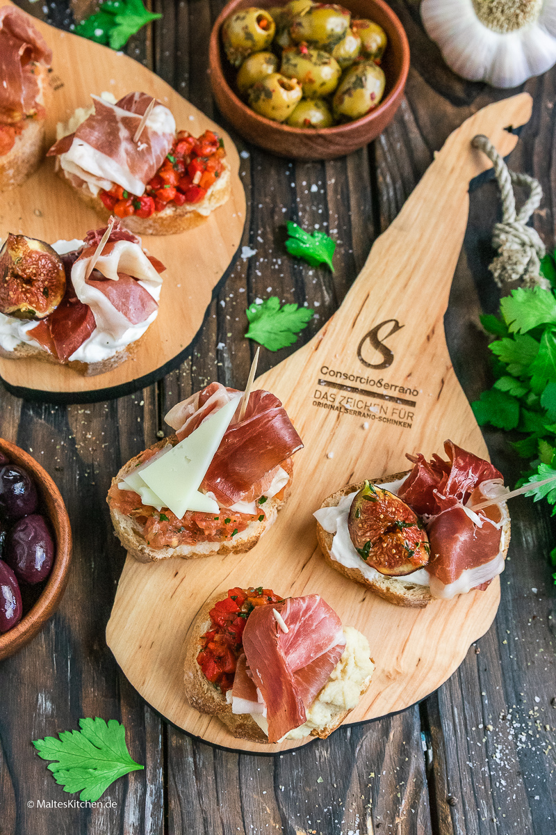 Leckere Pintxos mit Serrano-Schinken.