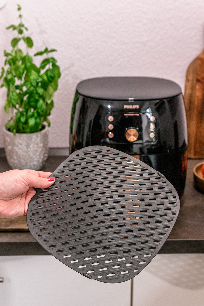 Das Schnitzel wird auf der Grillplatte des AirFryers zubereitet.