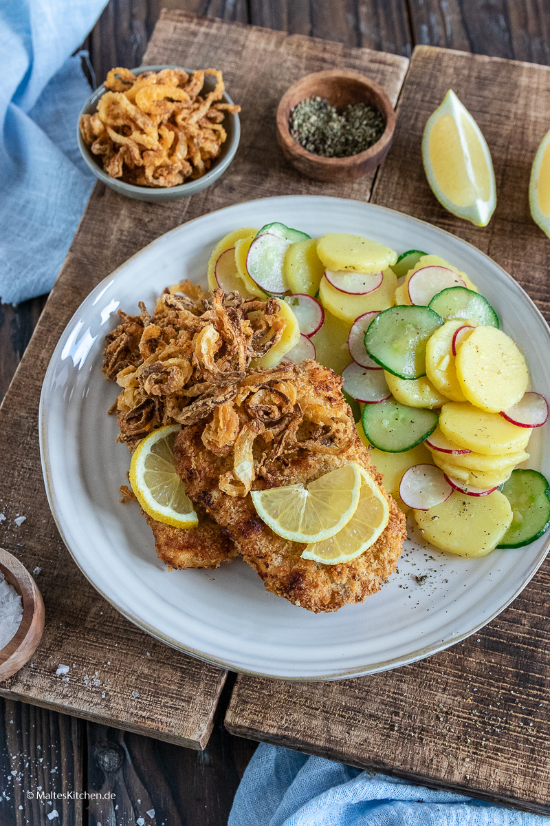 Knuspriges Zwiebelschnitzel mit Kartoffelsalat aus dem AirFryer XXL.