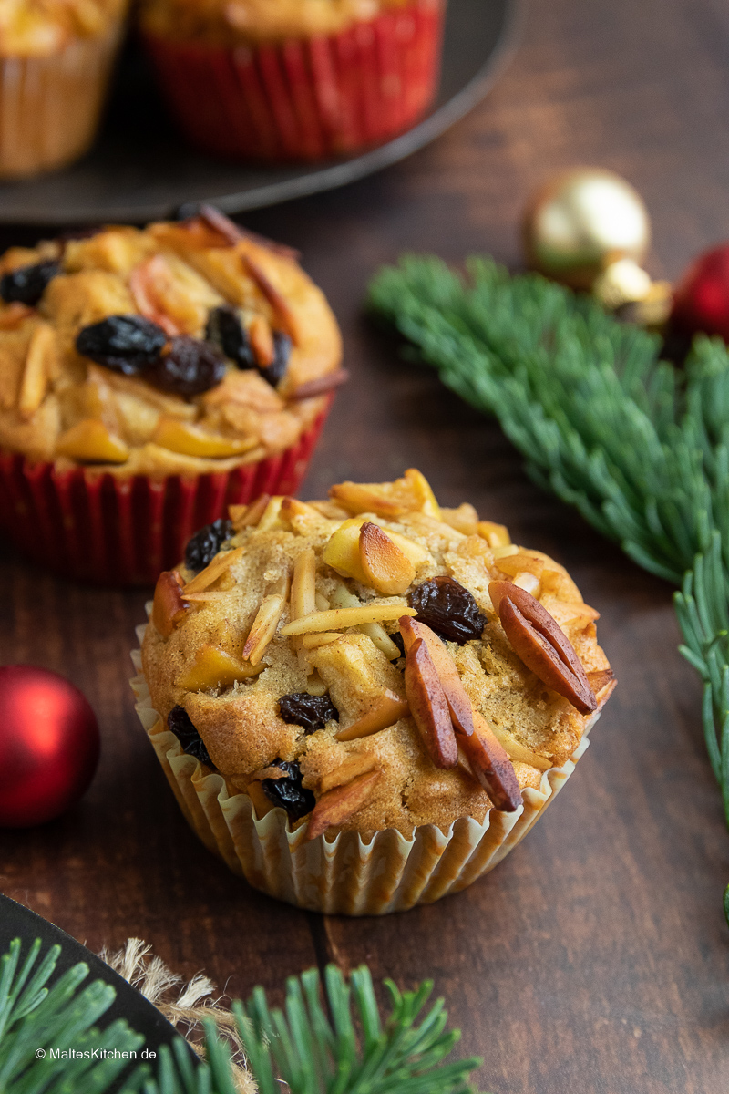 Muffins mit Apfel, Rosinen und Marzipan.