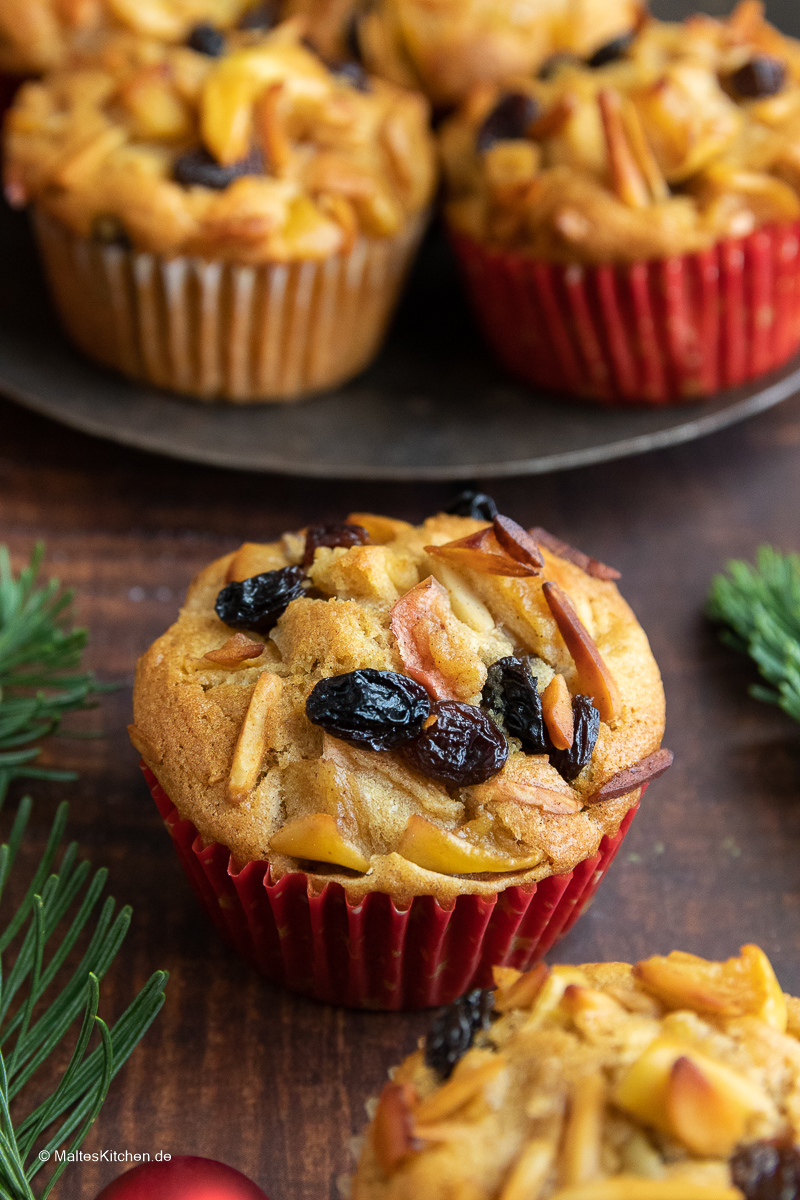 Muffins mit Rosinen und Äpfeln.