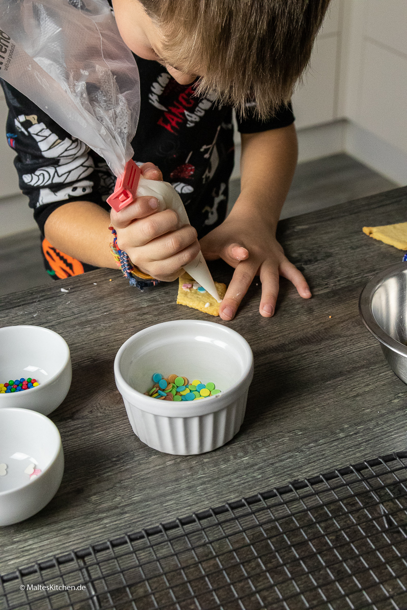 Ich liebe e, wenn mein Sohn beim Backen hilft.