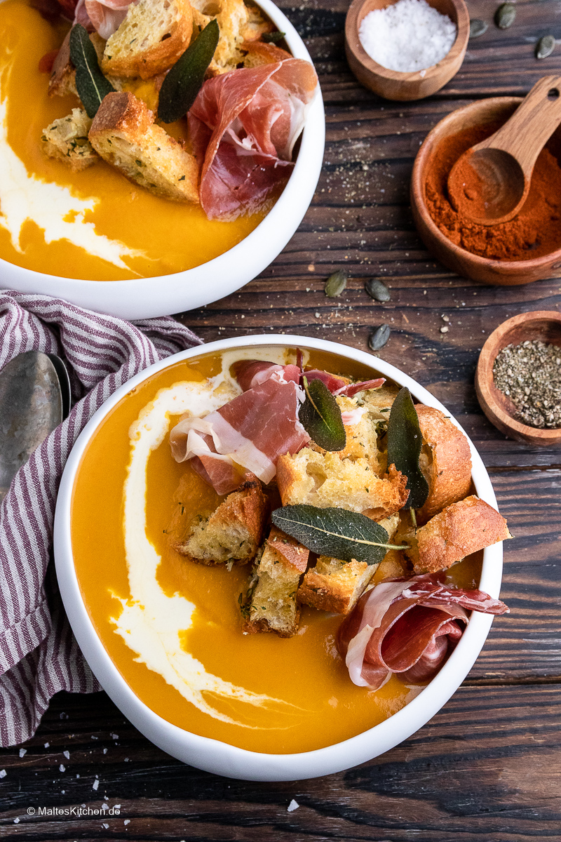 Eine traumhaft leckere Kürbissuppe mit Consorcio Serrano-Schinken und Knoblauch-Croutons.