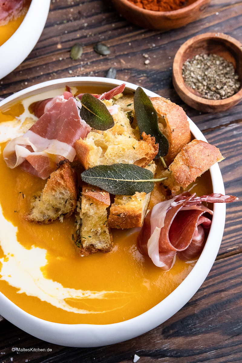 Cremige Suppe, knusprige Croutons und Weltklasse Schinken.