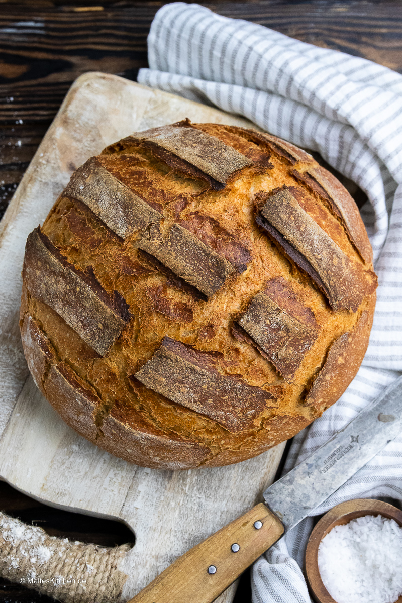 Selbstgebackenes Brot mit toller Kruste.