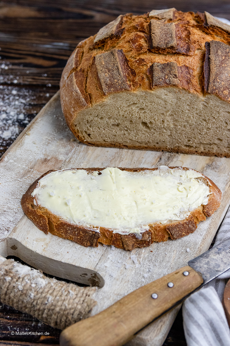 Selbstgebackene Joghurtkruste mit Butter.