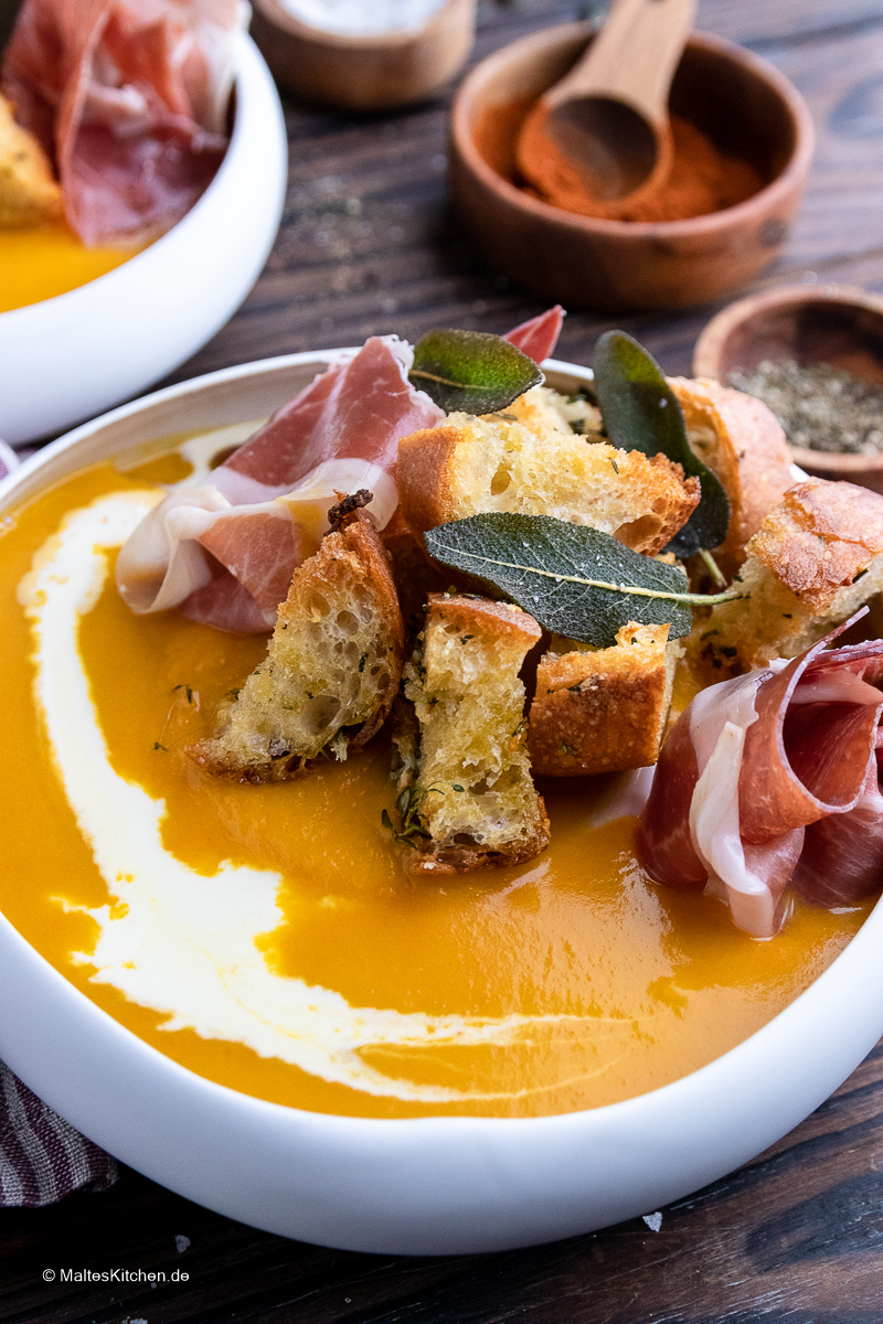 Super leckere Kürbissuppe mit Croutons und Serrano-Schinken,