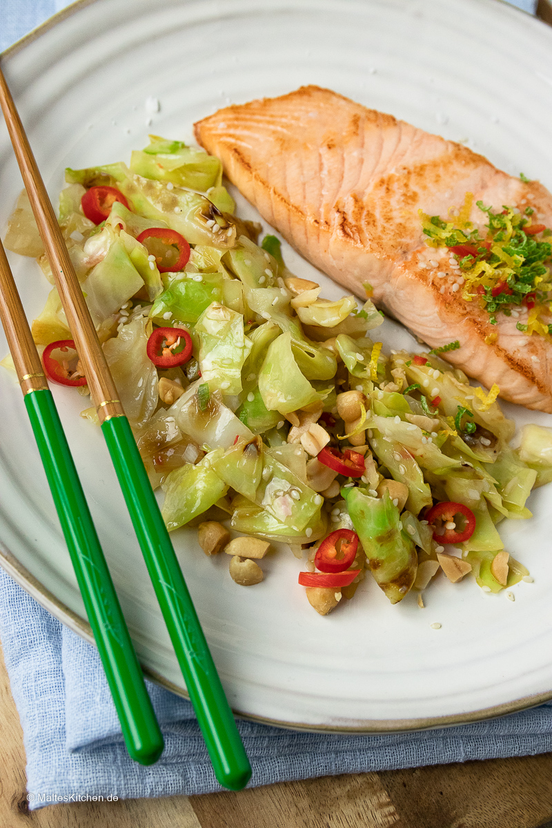 Leckerer gebratener Spitzkohl mit asiatischen Aromen.