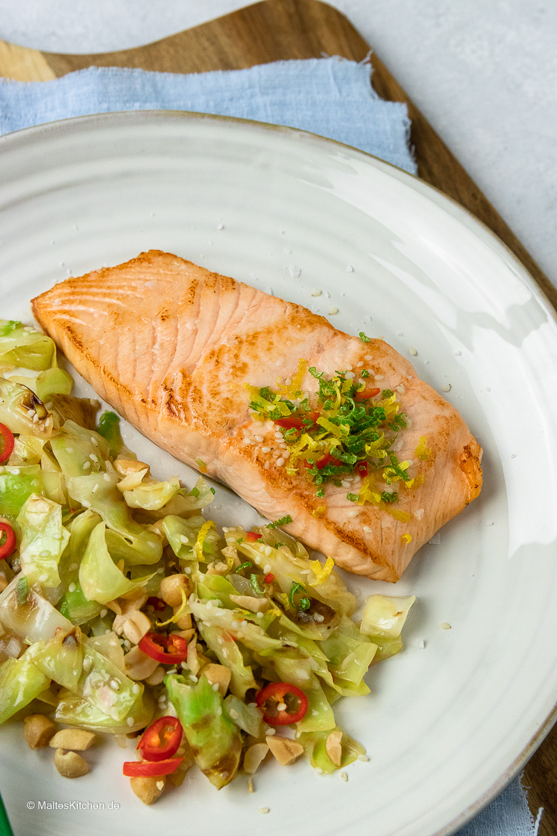 Saftiger Lachs und Spitzkohl.