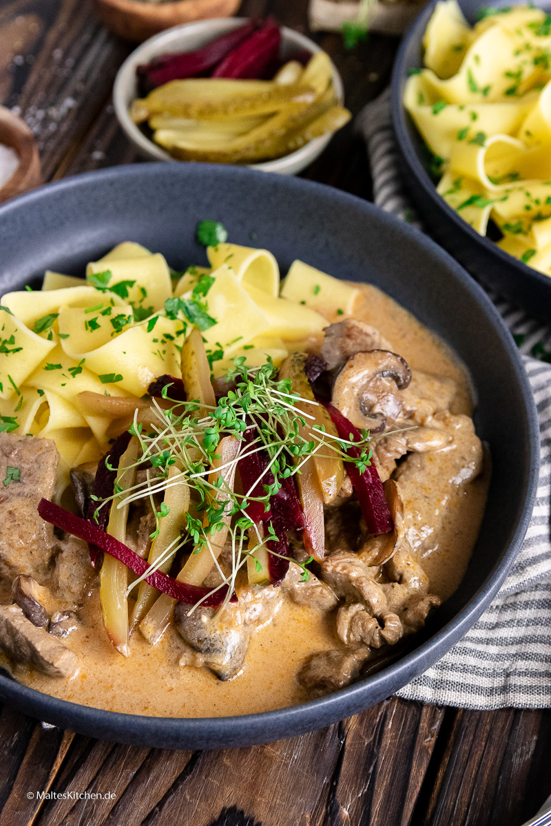 Leckere Hausmannskost. Rindergeschnetzeltes mit cremiger Sauce und Champignons.