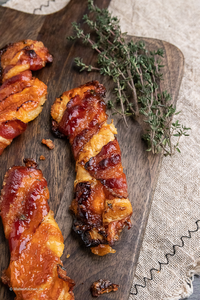 Knusprige Blätterteigstangen mit Cheddar und Bacon.