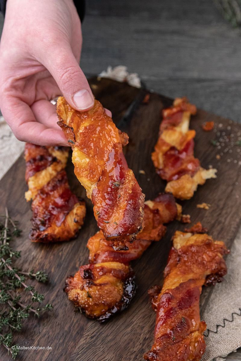 Knusprige Blätterteigstangen mit Cheddar und Bacon.
