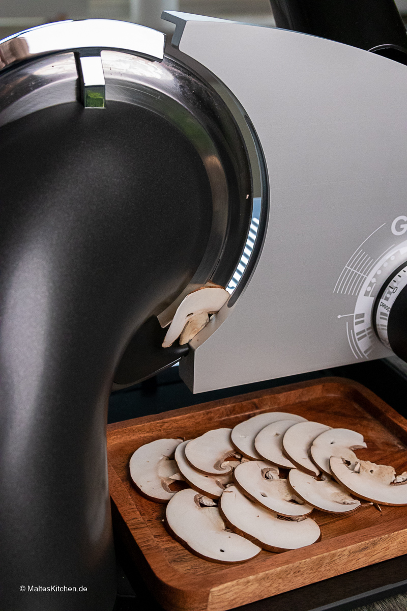 Hauchdünn aufgeschnittenen Champignons mit dem Feinschneider SKS700 von GRAEF.