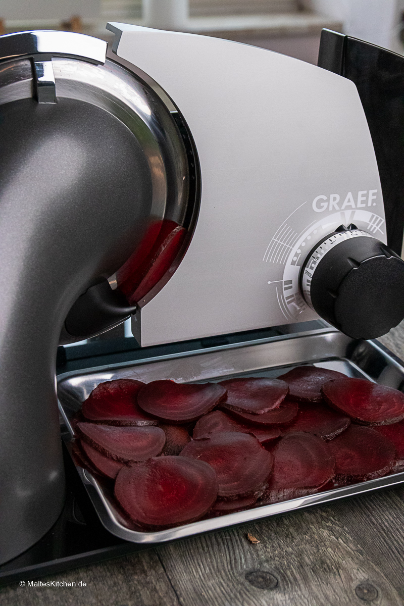 Rote Bete, fein geschnitten mit dem Feinschneider SKS700 von GRAEF.