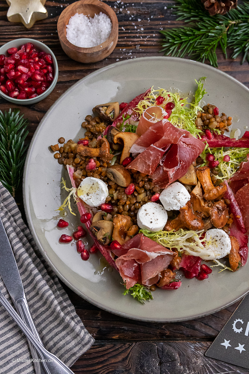 Weihnachtliches Linsengemüse mit Serrano-Schinken.