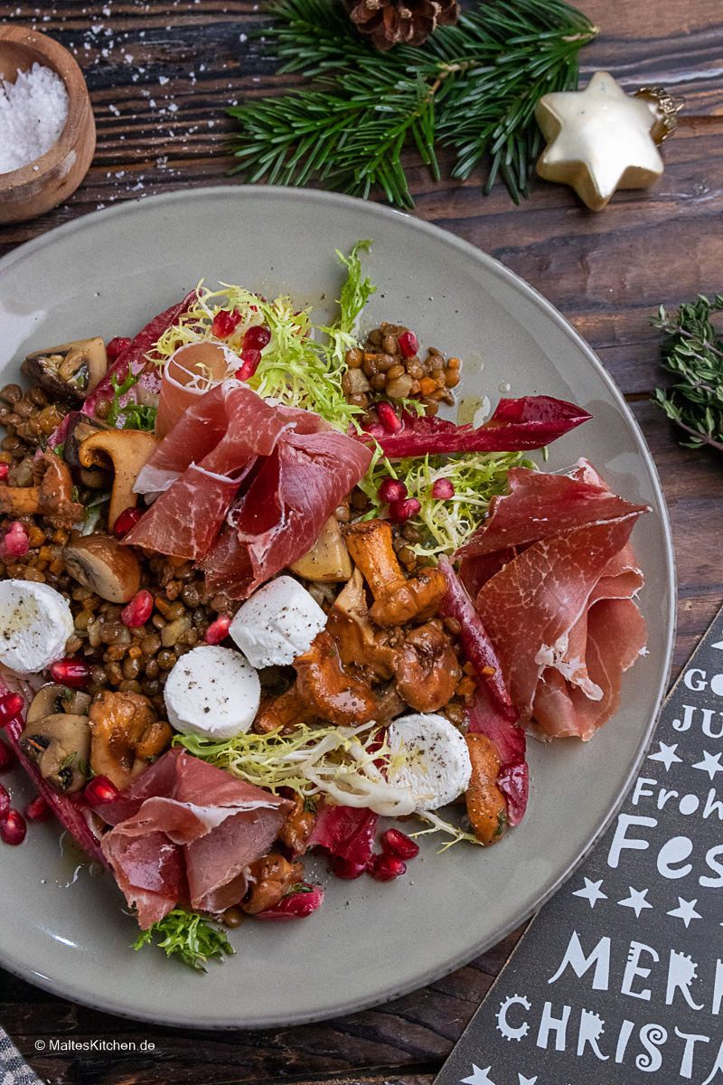 Linsengemüse mit Pfifferlingen und Serrano-Schinken.
