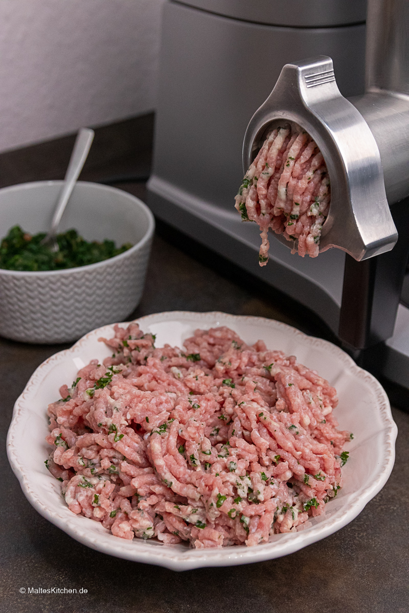 Das Kalbfleisch wird mit dem Fleischwolf der OptiMUM gewolft.