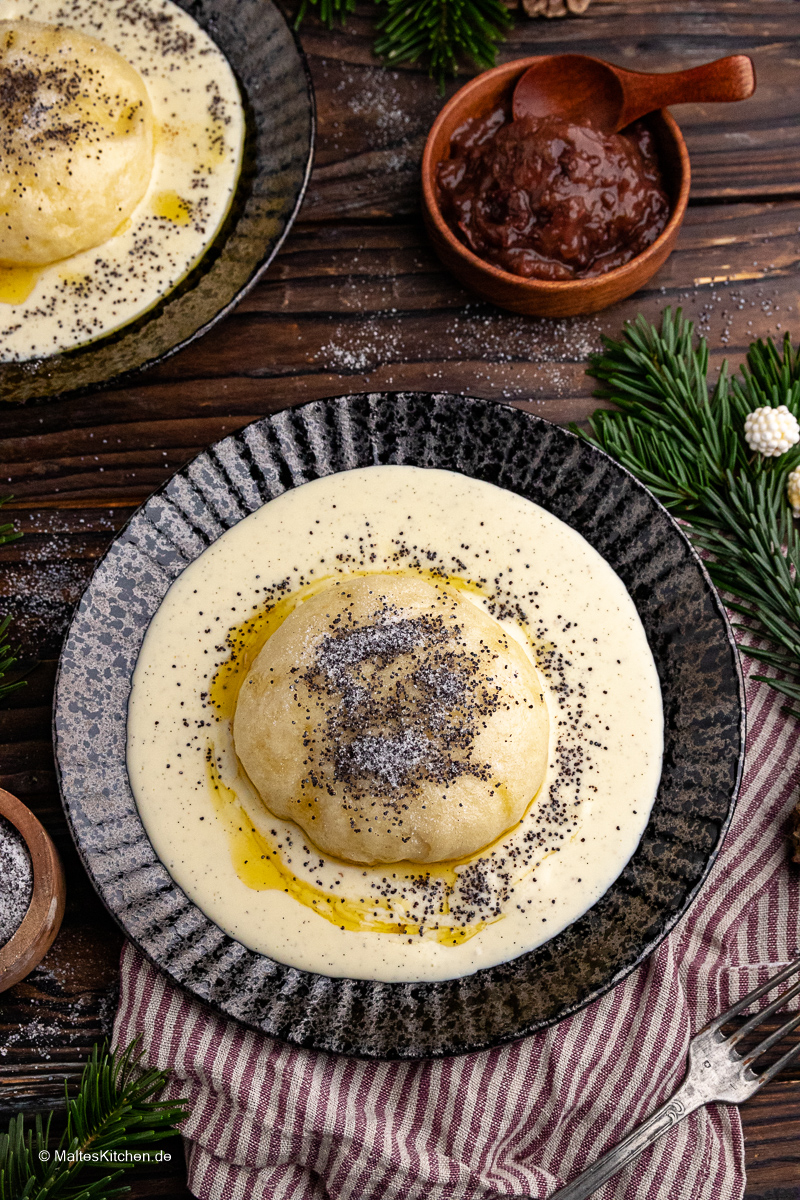 Leckerer Germknödl mit Pflaumenmuss und Vanillesauce.