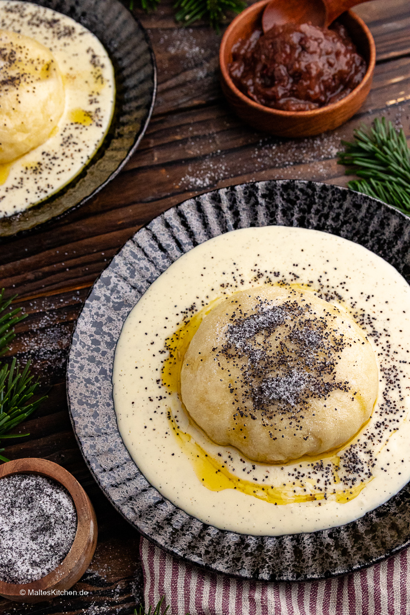Germknödel mit Mohn und brauner Butter.