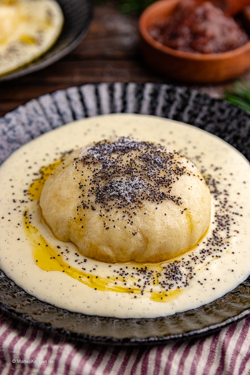 Germknödel mit Vanillesauce.