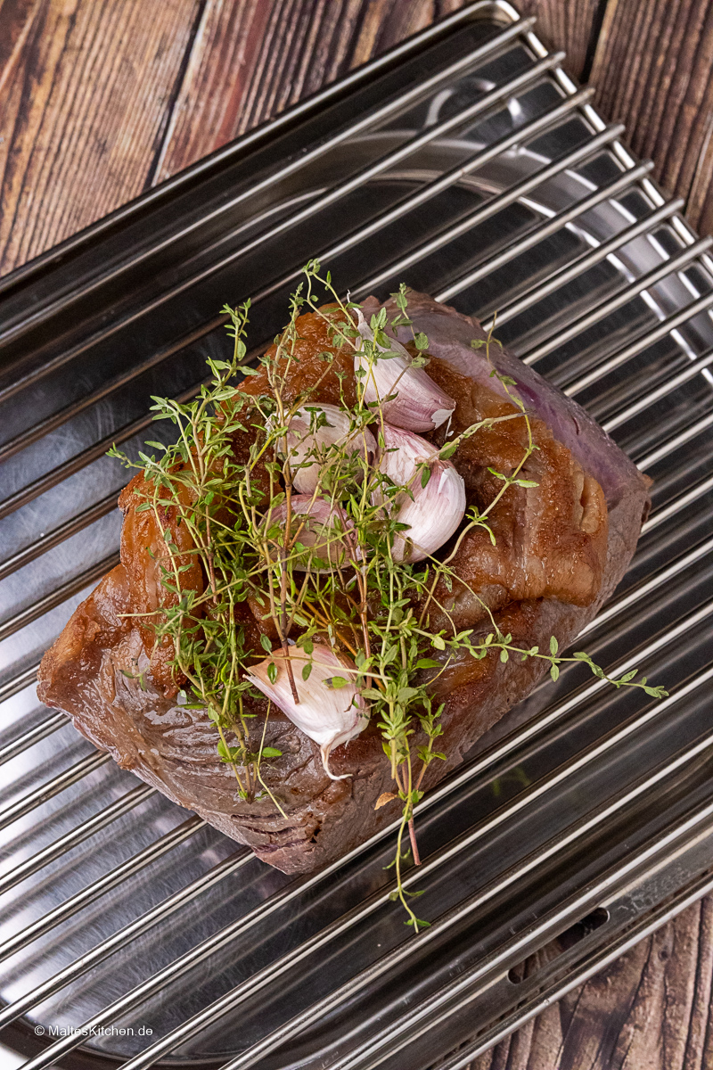 Roastbeef mit Knoblauch und Kräutern.