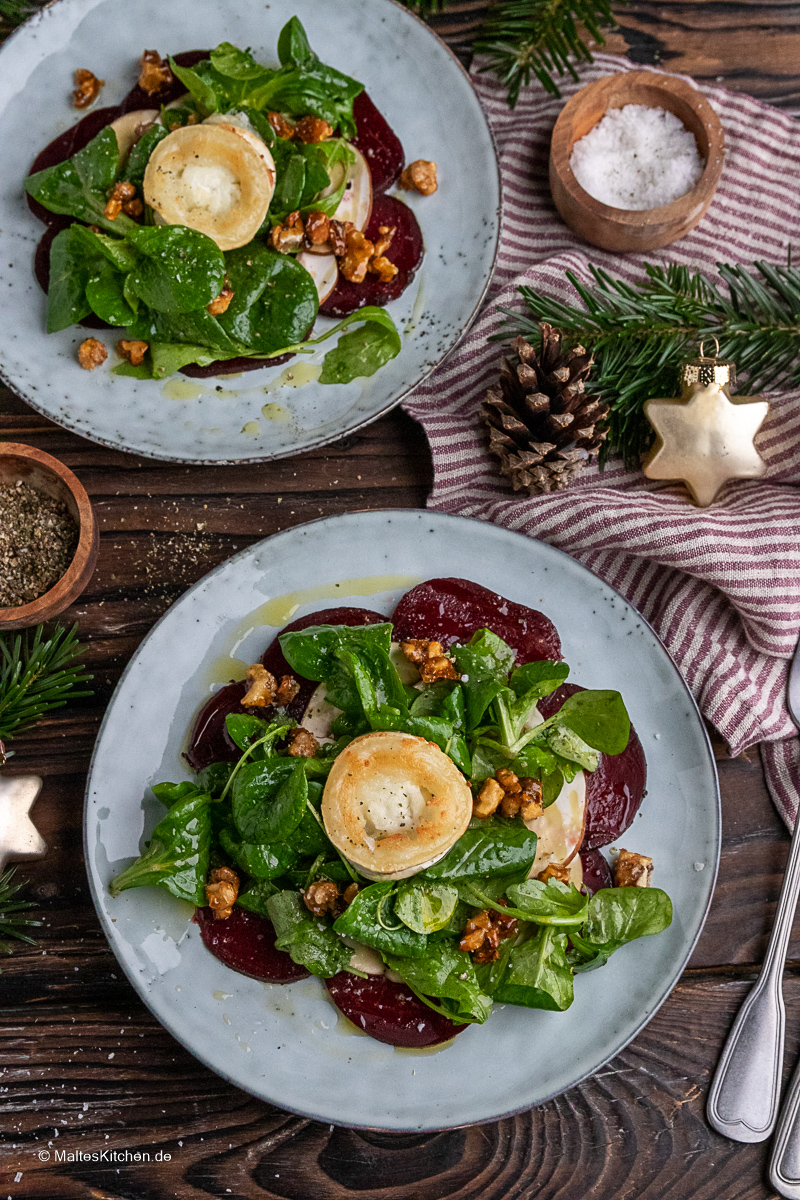 Weihnachtlicher Rote Bete Salat mit Feldsalat, Champignons, Walnüssen und Ziegenkäse.