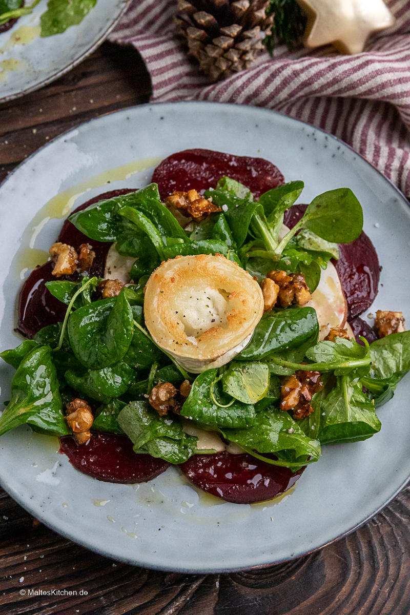 Rote Bete Salat mit karamellisierten Nüssen und Ziegenkäse.