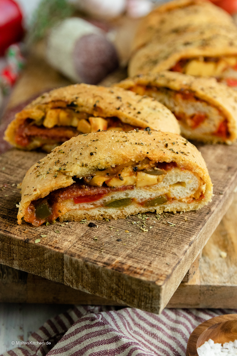 Lecker gefüllter Stromboli mit ungarischer PICK Salami.