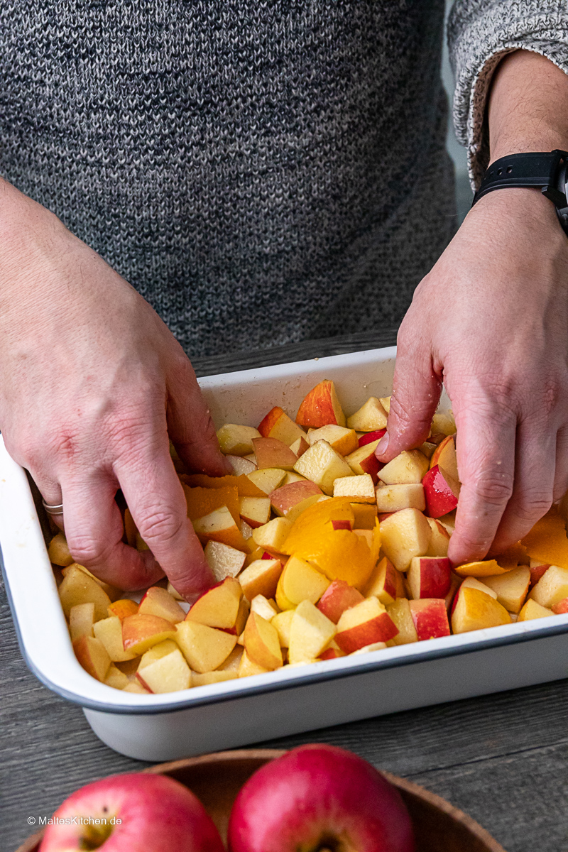 Apfel-Crumble in the making.