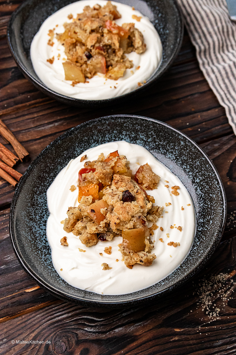 Knuspriger Apfel-Crumble mit Mascarponecreme.