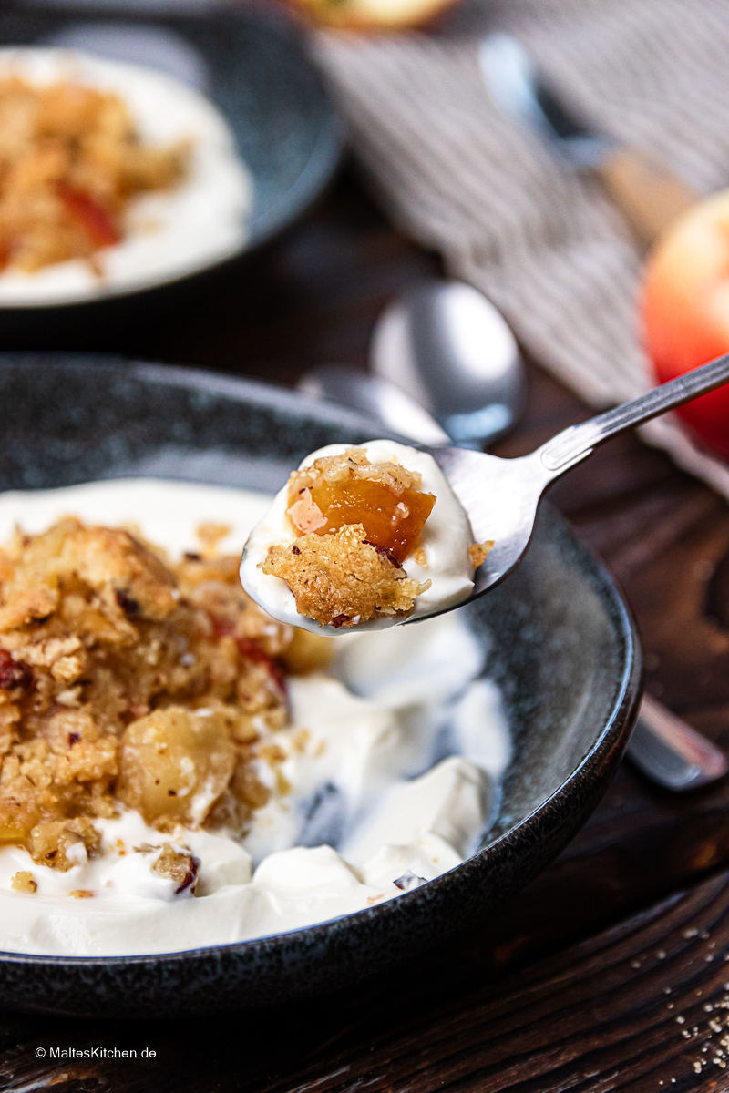 Leckerer Nachtisch. Apfel Crumble mit Mascarponecreme.