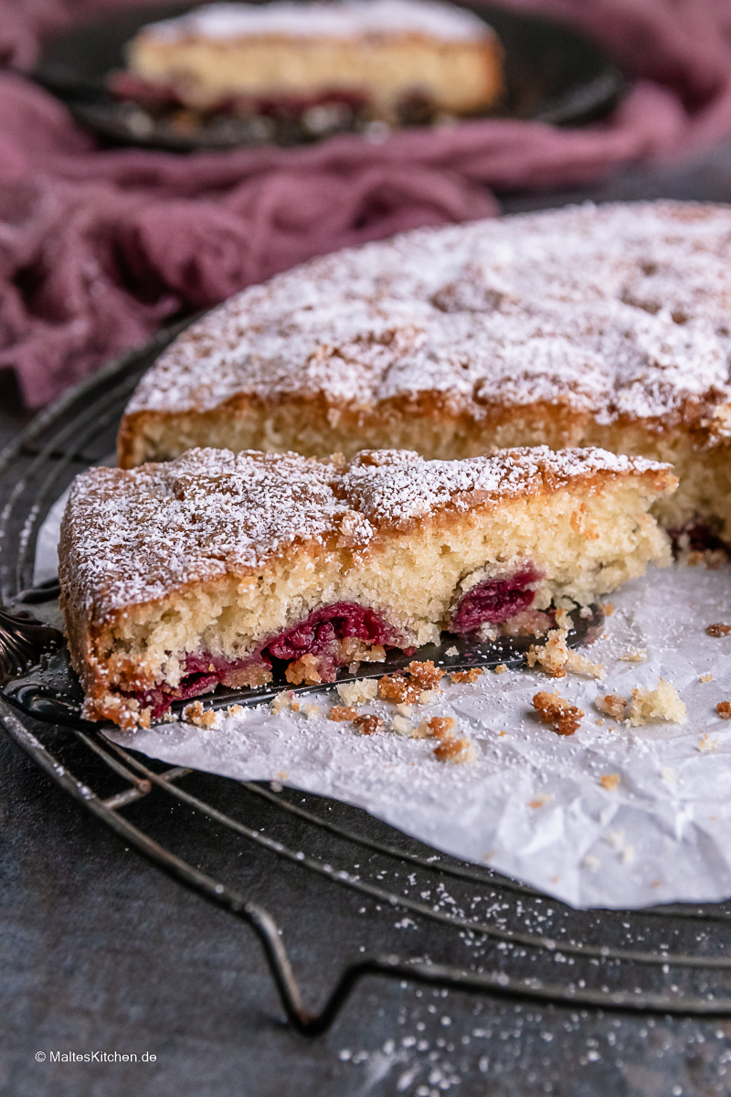 Buttermilchkuchen mit Kirschen.