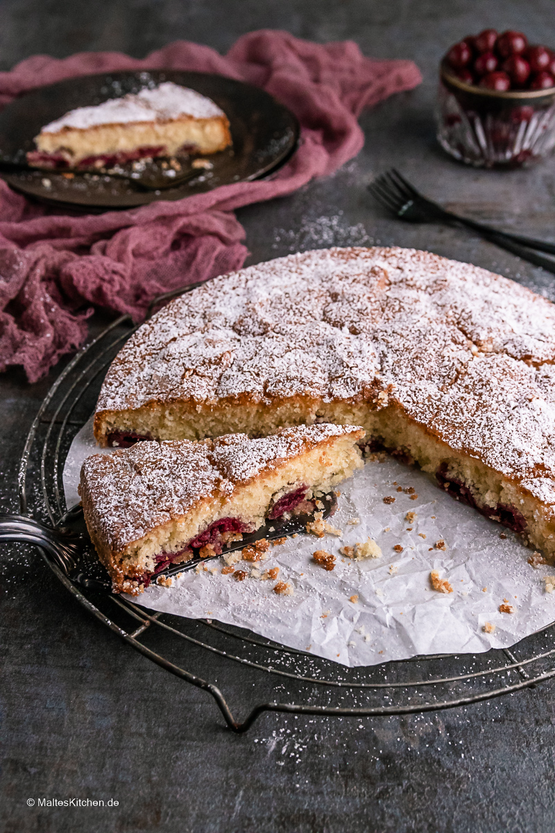 Ein Stück vom Kuchenglück - Rührkuchen mit Kirschen.
