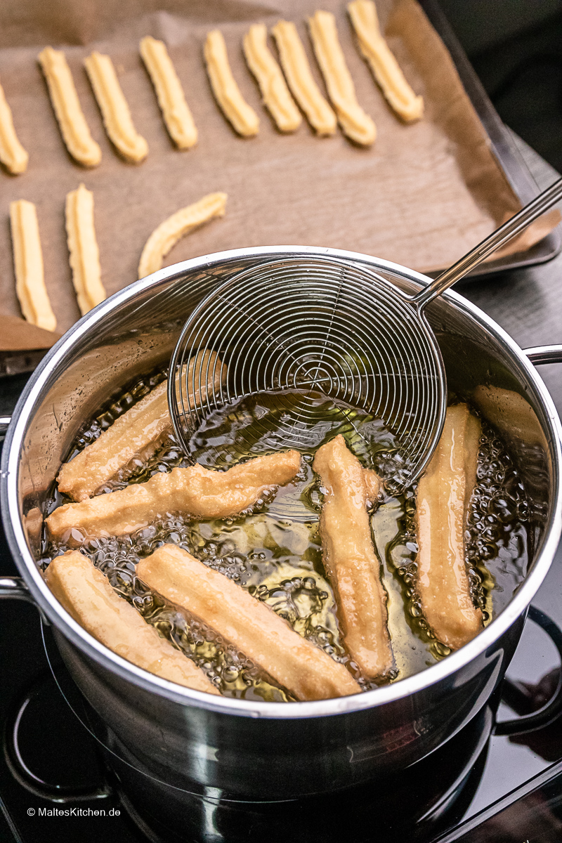 Churros im Fett ausgebacken.