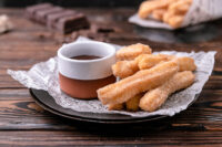Rezept Churros mit Schokoladensauce und gesalzener Karamellsauce.