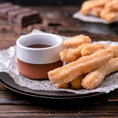 Rezept Churros mit Schokoladensauce und gesalzener Karamellsauce.