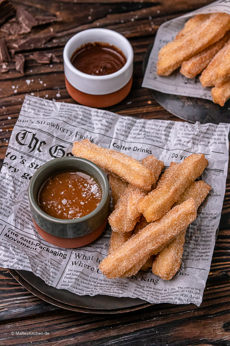 Churros mit Schokoladensauce und gesalzener karamellsauce.